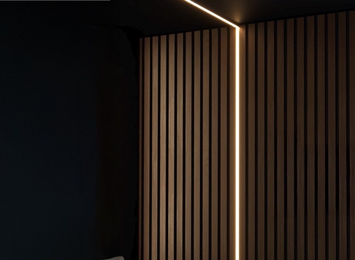 Sala com painel ripado e fita de LED